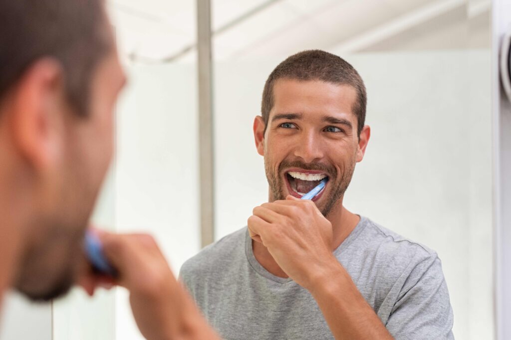 ¿Cómo blanquear los dientes en casa sin dañar el esmalte?