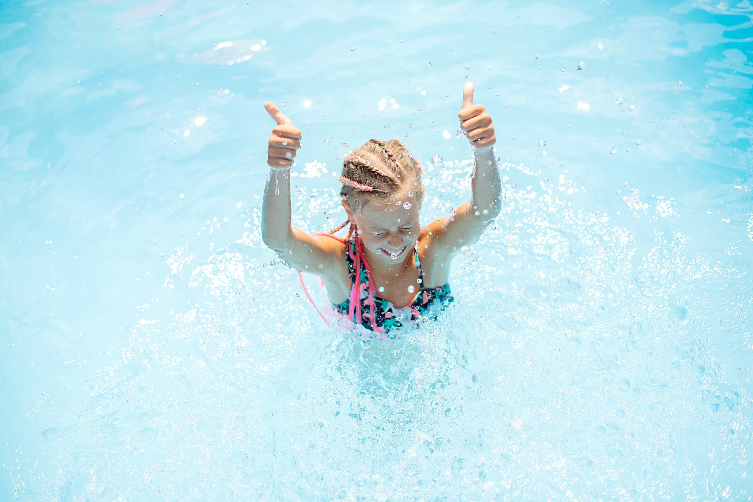 ¿Cómo mantener la piscina limpia en verano? Esto es lo que debes tener en cuenta